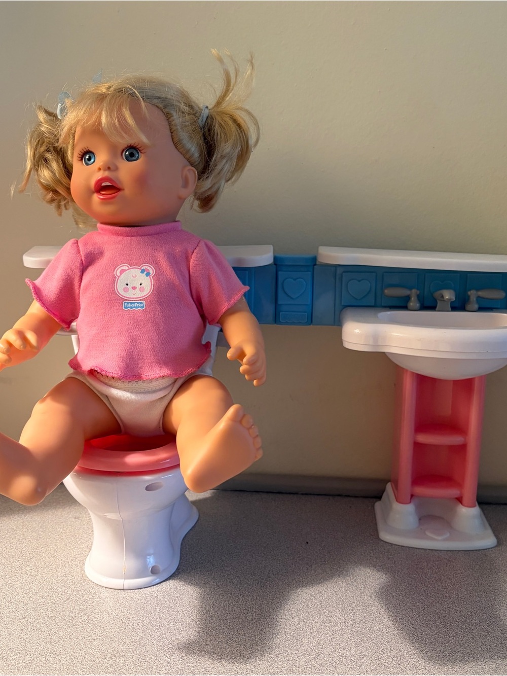 Vintage new Fisher Price Little Mommy GOTTA GO Toilet training Doll and bathroom